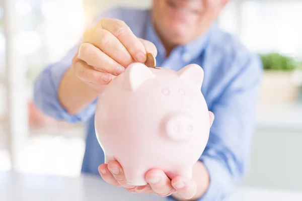 Man Brengen Een Munt Binnen Piggy Bank Als Besparingen Glimlachend — Stockfoto