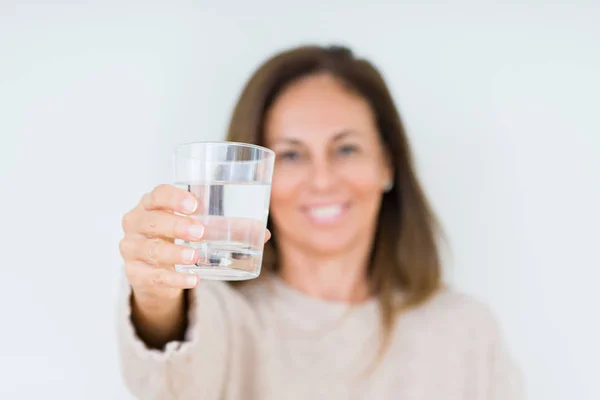 Medelålders Kvinna Dricker Glas Vatten Isolerade Bakgrund Med Ett Glatt — Stockfoto