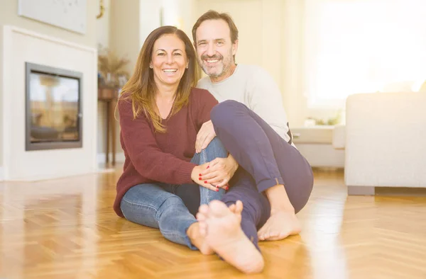 Vackra Romantiska Par Sitter Tillsammans Golvet Hemma — Stockfoto