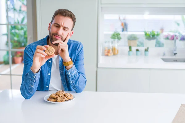 Όμορφος Άνθρωπος Τρώει Σοκολάτα Τσιπ Cookies Σκεφτόμαστε Ερώτηση Πολύ Συγκεχυμένη — Φωτογραφία Αρχείου