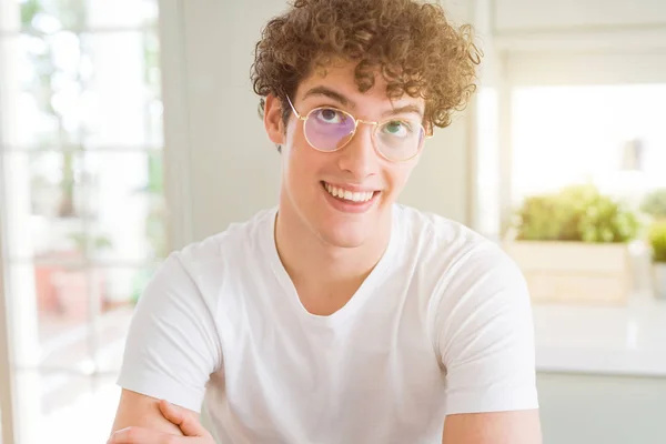 Jovem Homem Bonito Vestindo Óculos Sorrindo Olhando Lado Olhando Para — Fotografia de Stock