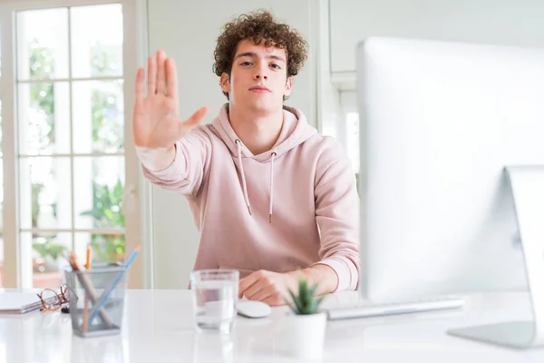 Jonge Student Man Met Behulp Van Computer Met Open Hand — Stockfoto