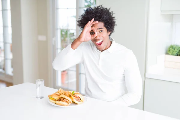 Africká Americká Hladový Člověk Jíst Hamburger Obědu Dělá Gesto Rukou — Stock fotografie