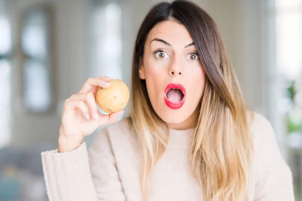 Jeune Belle Femme Tenant Pomme Terre Fraîche Maison Effrayée État — Photo