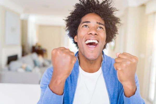 Hombre Afroamericano Casa Emocionado Por Éxito Con Los Brazos Levantados —  Fotos de Stock