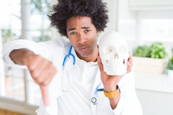 Afro Américain Médecin Homme Tenant Crâne Avec Visage Colère Signe — Photo