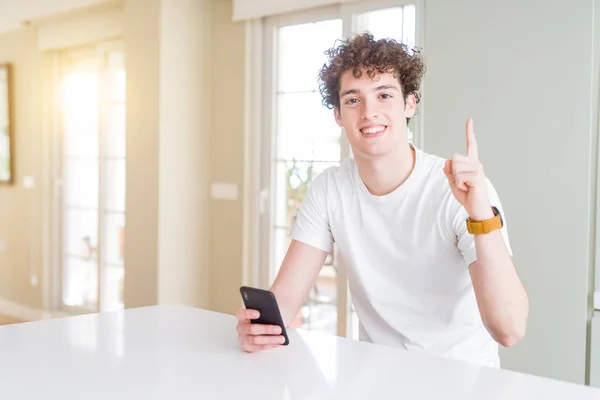 Bir Fikir Soru Işaret Parmağı Ile Mutlu Yüz Genç Adam — Stok fotoğraf