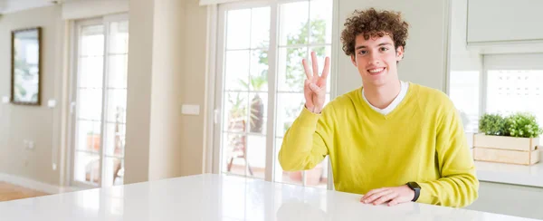 在家里用手指三的年轻帅哥的广角镜头 一边微笑着自信和快乐 — 图库照片