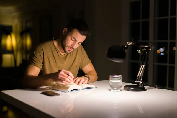 Joven Hombre Guapo Estudiando Casa Leyendo Libro Por Noche — Foto de Stock