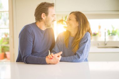 Birlikte evde oturan romantik orta yaş kaç