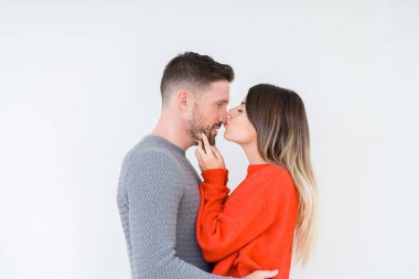 Güzel genç bir çift aşık, Öpüşme ve birbirlerine sarılma. Romantik ilişki.