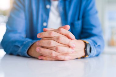 Beyaz masa üzerinde çarpı işareti adam elinde kapat