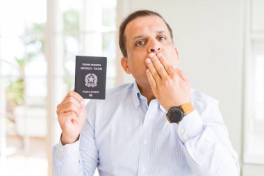 Sessizlik, gizli kavramı Holding pasaport için hata, ifade korku, utanç ile şok el ile İtalya kapak ağız tutan orta yaş adam korkuttu