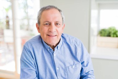 Emin gülümseyen yakışıklı komuta sizde