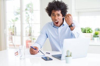 Afrika kökenli Amerikalı iş adamı çalışma yazı dizüstü rahatsız ve boşa çıkarmak ile öfke, çılgın ve yükseltilmiş eliyle diye bağıran öfke kavramı bağırarak.