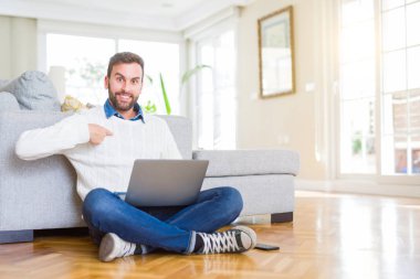 Yakışıklı adam giyen çalışma sürpriz yüz işaret parmağı kendisine bilgisayar dizüstü kullanarak