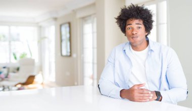 Afrika kökenli Amerikalı adam evde komik surat ile yanakları şişirme. Ağız ile hava, deli ifade şişirilmiş.