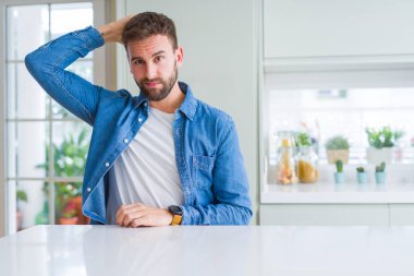 Yakışıklı adam evde yanıltır ve soru hakkında merak ediyorum. Şüphe, kafasına el ile düşünme ile belirsiz. Dalgın kavramı.