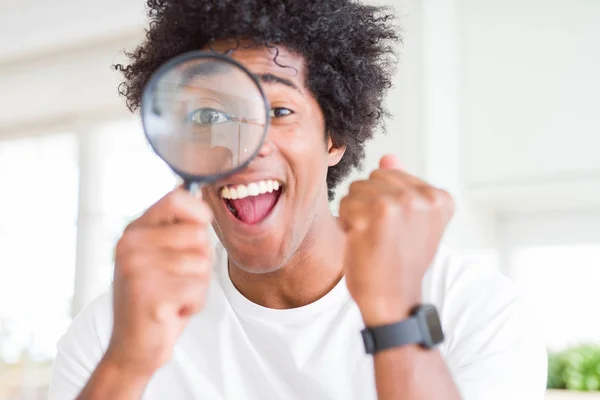 Uomo Afroamericano Guardando Attraverso Lente Ingrandimento Urlando Orgoglioso Celebrando Vittoria — Foto Stock