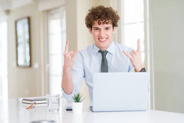 Молодий Бізнесмен Який Працює Комп Ютерним Ноутбуком Офісі Кричить Божевільним — стокове фото