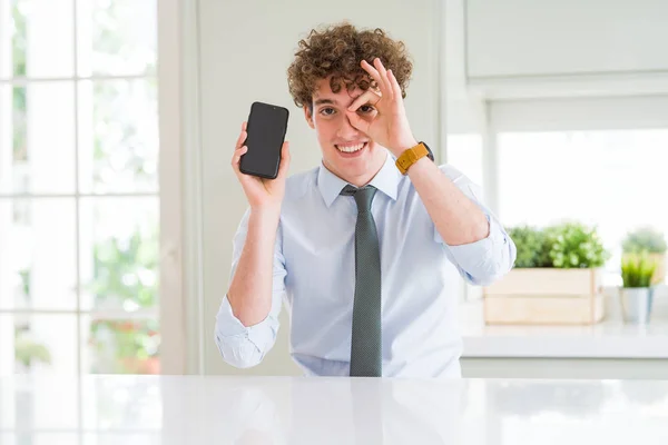 Mladí Hosté Muž Zobrazeno Smartphone Obrazovky Kanceláři Šťastný Obličej Úsměvem — Stock fotografie