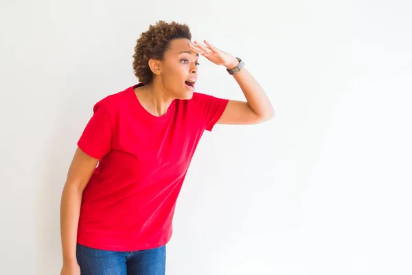 Jovem Mulher Americana Africana Bonita Sobre Fundo Branco Muito Feliz — Fotografia de Stock