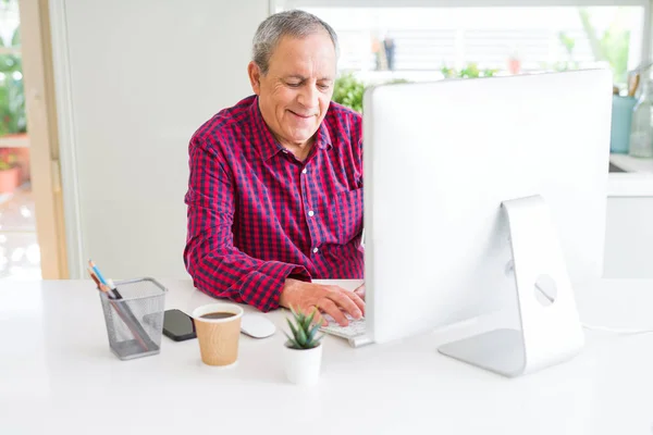 Hombre Mayor Guapo Que Trabaja Usando Computadora Sonriendo Confiado — Foto de Stock