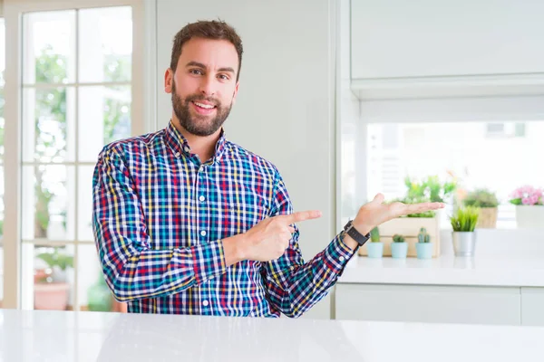 Beau Homme Portant Chemise Colorée Étonné Souriant Caméra Tout Présentant — Photo