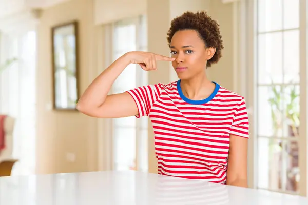 Молодая Красивая Африканская Американка Дома Указывая Пальцем Лицо Нос Улыбаясь — стоковое фото