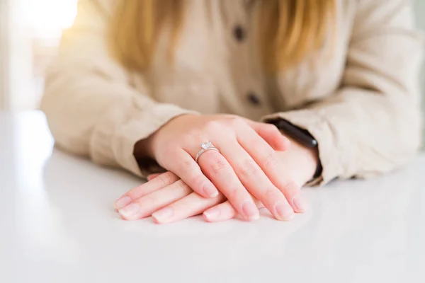 Gros Plan Doigt Femme Montrant Bague Fiançailles Avec Les Mains — Photo