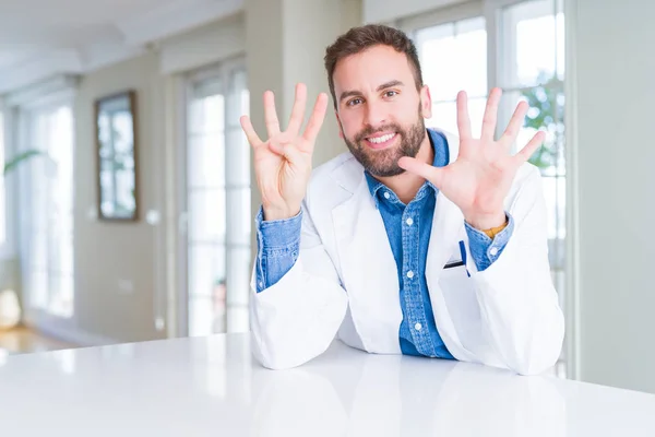 Schöner Arzt Arztkittel Der Klinik Zeigt Und Zeigt Mit Finger — Stockfoto