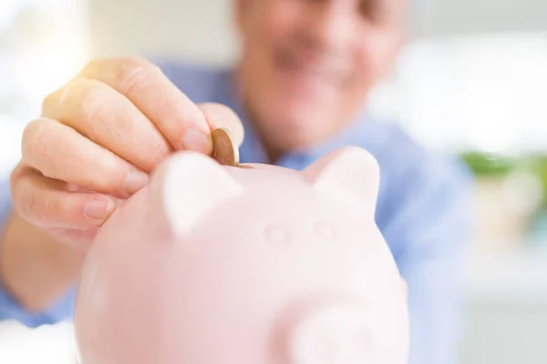 Man Brengen Een Munt Binnen Piggy Bank Als Besparingen Glimlachend — Stockfoto