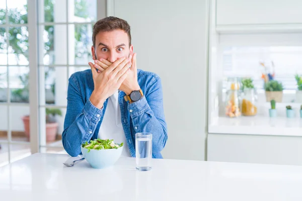 Hombre Guapo Comiendo Ensalada Sana Fresca Sorprendió Cubriendo Boca Con — Foto de Stock