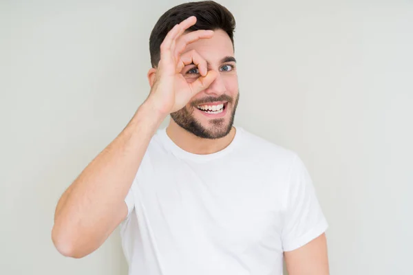 Jovem Bonito Homem Vestindo Casual Branco Shirt Sobre Isolado Fundo — Fotografia de Stock