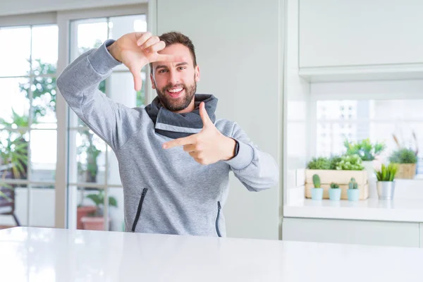 Hombre Guapo Casa Sonriendo Haciendo Marco Con Las Manos Los — Foto de Stock