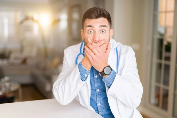 Der Junge Gut Aussehende Arzt Der Klinik Schockierte Als Fälschlicherweise — Stockfoto