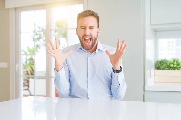 Gutaussehender Geschäftsmann Der Verrückt Und Erfolgsverrückt Mit Erhobenen Armen Und — Stockfoto