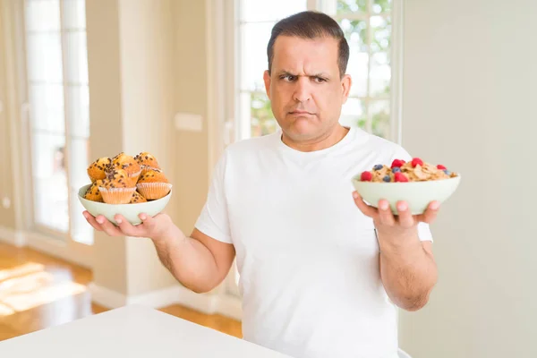 Moyen Age homme essayant de choisir entre la nourriture saine et la malbouffe fo — Photo