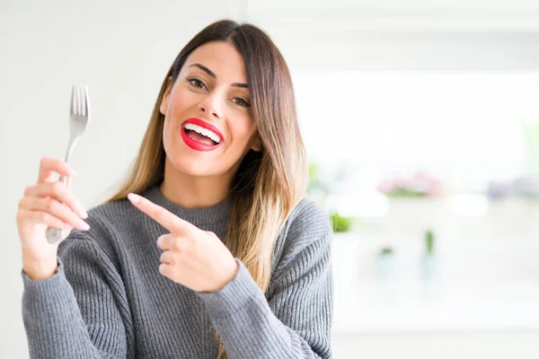 Jovem Bela Mulher Segurando Garfo Prata Casa Muito Feliz Apontando — Fotografia de Stock