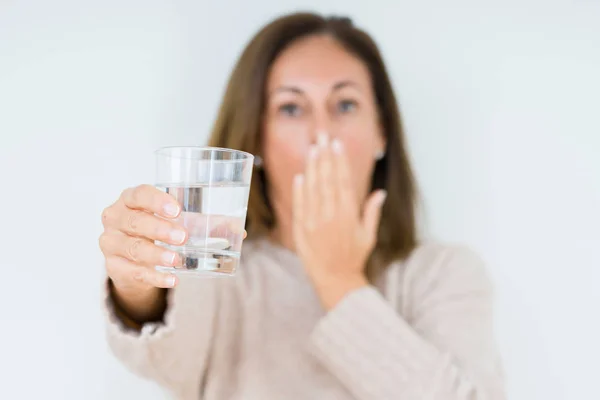 Medelålders Kvinna Dricka Glas Vatten Isolerade Bakgrund Täcker Munnen Med — Stockfoto