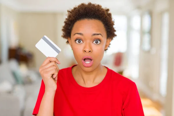 Junge Afrikanisch Amerikanische Frau Mit Kreditkarte Erschrocken Mit Einem Überraschenden — Stockfoto