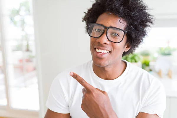 Hombre Afroamericano Con Gafas Alegres Con Una Sonrisa Cara Apuntando —  Fotos de Stock