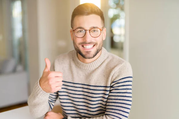 Joven Hombre Guapo Con Gafas Casa Haciendo Gesto Feliz Pulgares —  Fotos de Stock