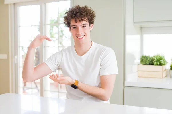 Młody Przystojny Mężczyzna Domu Sobie Biały Shirt Gestykulacji Rąk Wyświetlono — Zdjęcie stockowe