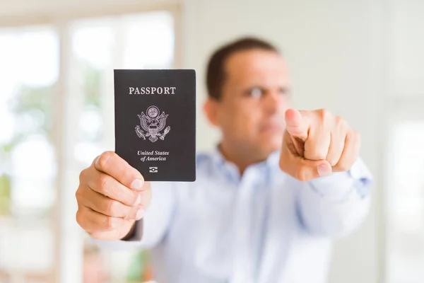 Hombre Mediana Edad Sosteniendo Pasaporte Estados Unidos Señalando Con Dedo —  Fotos de Stock