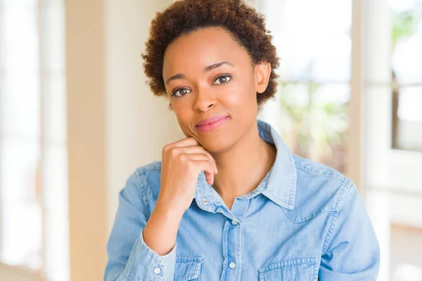 Joven Mujer Afroamericana Hermosa Con Mano Barbilla Pensando Pregunta Expresión —  Fotos de Stock