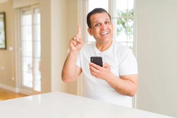 Evde Akıllı Telefon Kullanan Orta Çağı Adam Bir Fikirle Sürpriz — Stok fotoğraf