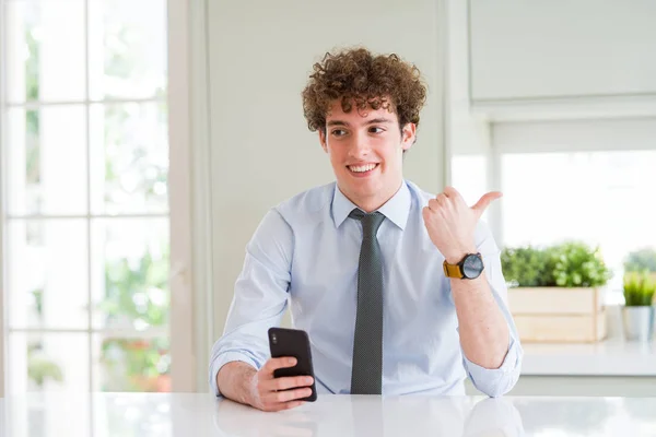 Jonge Zakenman Met Smartphone Het Bureau Aan Wijzen Tonen Met — Stockfoto