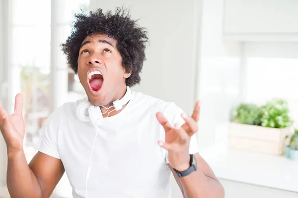 Hombre Afroamericano Con Auriculares Escuchando Música Loca Loca Gritando Gritando —  Fotos de Stock