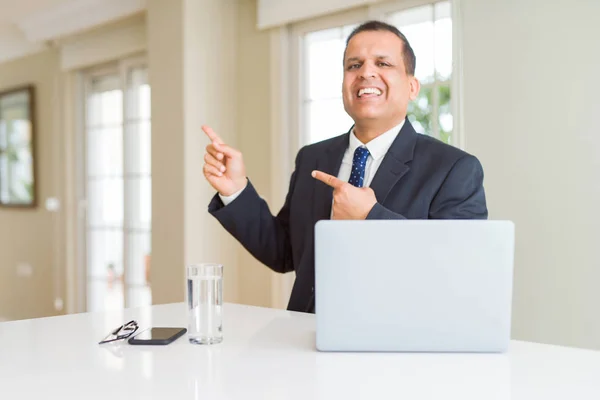 Średnim Wieku Człowiek Biznesu Pracy Komputer Laptop Uśmiechając Się Patrząc — Zdjęcie stockowe